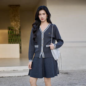 奢姿大码女装2025冬季胖妹妹时尚撞白V领针织开衫搭百褶裙两件套9654991037AB