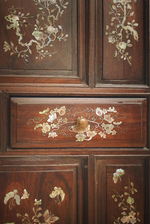【已售】独角鹿西洋古董19世纪末亚洲出品「蝶恋花」主题螺钿镶嵌边柜 商品图3