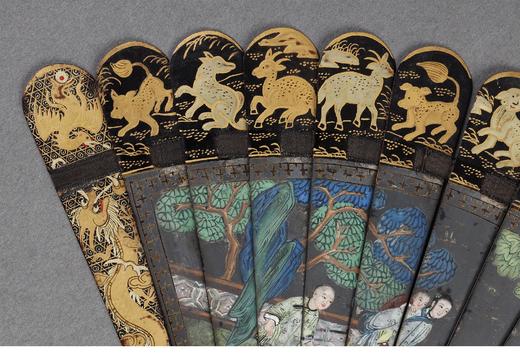 独角鹿西洋古董清代晚期十三行出品彩绘人物故事黑漆描金瑞兽主题竹骨双面折扇 商品图3