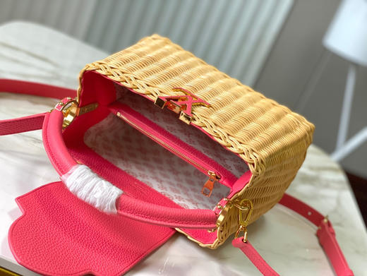 秋冬特惠💰1700 渠道级LV 新品 te级LV 动态芯片 M26005/M48865唇膏印花竹篮 本款Capucines手袋 商品图3