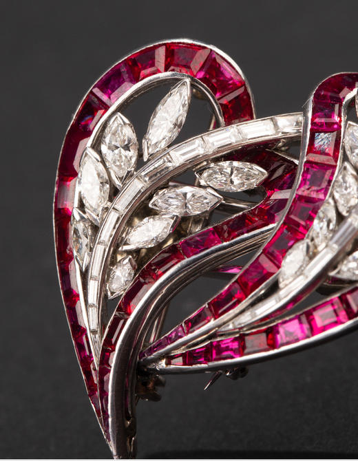 独角鹿西洋古董1945年代法国出品装饰艺术风格「双爱心」造型铂金镶嵌红宝石及钻石胸针 带原盒 商品图6