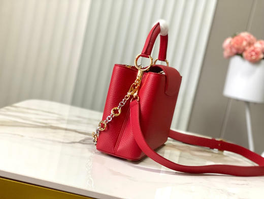 秋冬特惠💰1750 渠道级LV 新品 te级LV 动态芯片 M12936/M48865红色圆花环扣款 本款Capucines 手袋 商品图1