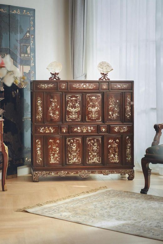 【已售】独角鹿西洋古董19世纪末亚洲出品「蝶恋花」主题螺钿镶嵌边柜 商品图0