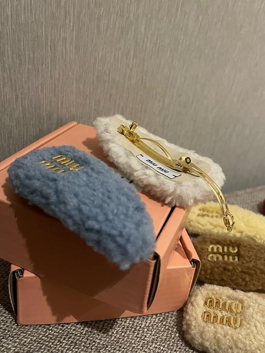D112558甜美少女秋冬复古羊羔毛糖果色字母发夹 商品图5