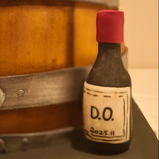 【甜久荟 爱酒人士~翻糖酒桶巧克力蛋糕】没有人不爱巧克力系列 巧克力蛋糕胚 巧克力奶油 配上咖啡或红酒或茶都相得益彰 纯动物鲜奶蛋糕 天然可可  不齁不腻惊艳 蛋糕上可定制名字缩写与生日数字 商品图6