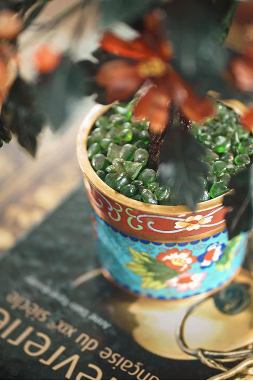 【已售】独角鹿西洋古董20世纪中国创汇时期出品宝相花纹样景泰蓝盆装饰「寿客延年」珍宝像生盆景一对 商品图5