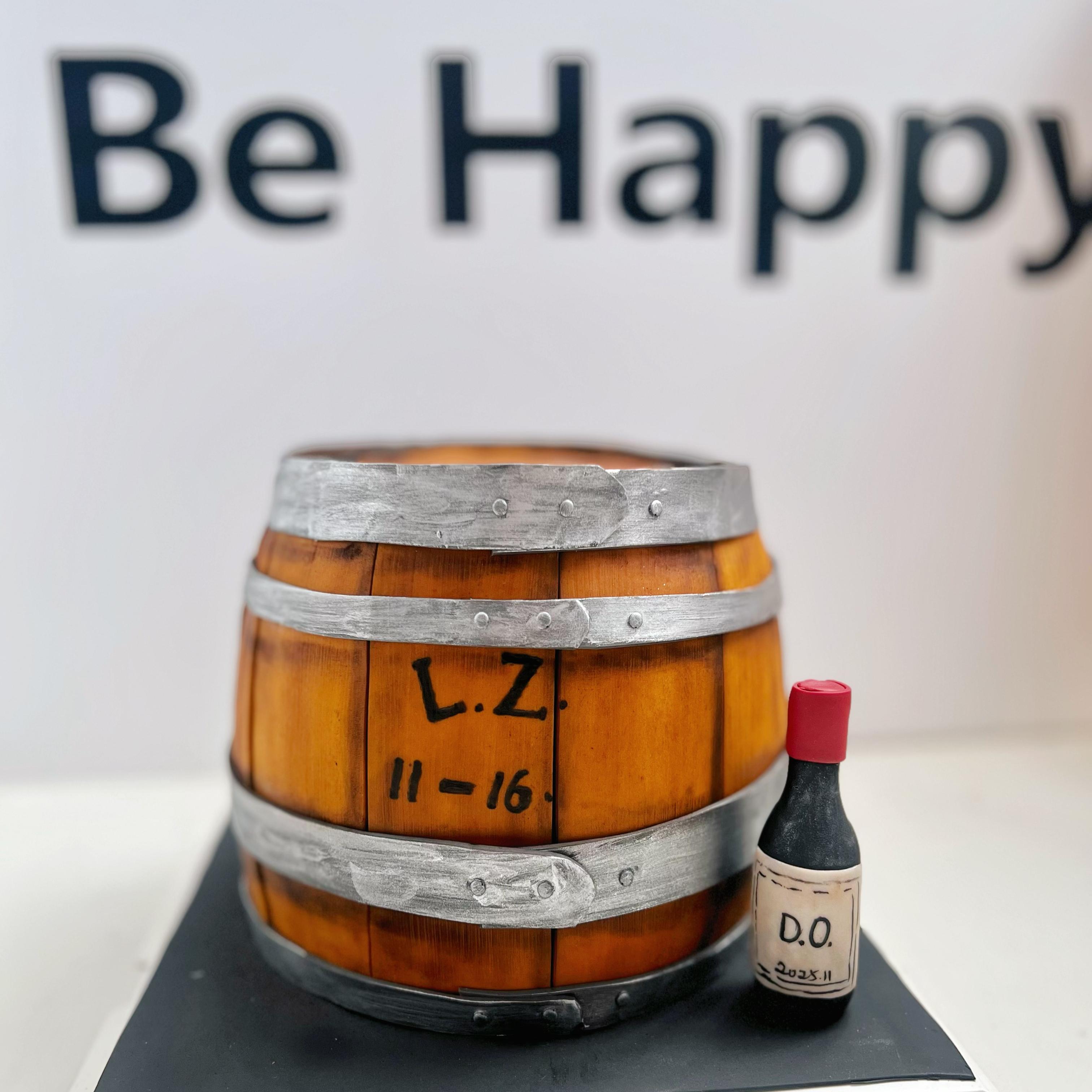 【甜久荟 爱酒人士~翻糖酒桶巧克力蛋糕】没有人不爱巧克力系列 巧克力蛋糕胚 巧克力奶油 配上咖啡或红酒或茶都相得益彰 纯动物鲜奶蛋糕 天然可可  不齁不腻惊艳 蛋糕上可定制名字缩写与生日数字