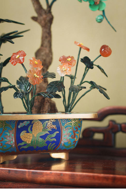 【已售】独角鹿西洋古董20世纪中国创汇时期出品宝相花纹样景泰蓝盆装饰「梅寿长春」珍宝像生盆景 商品图5