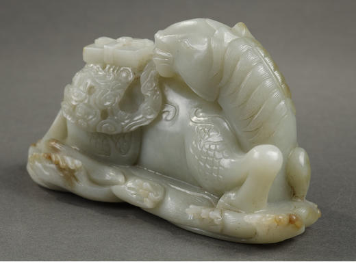 独角鹿西洋古董清代中期出品「麟吐玉书」主题白玉雕摆件 商品图4