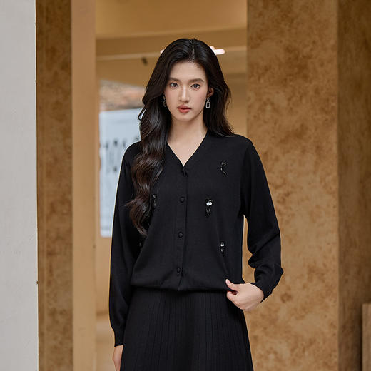 奢姿大码女装2025秋季时尚立体装饰V领上衣胖妹妹气质减龄上衣9653653721A 商品图0