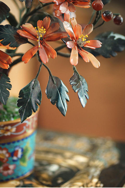 【已售】独角鹿西洋古董20世纪中国创汇时期出品宝相花纹样景泰蓝盆装饰「寿客延年」珍宝像生盆景一对 商品图4