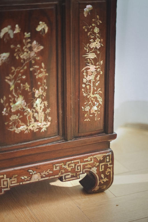 【已售】独角鹿西洋古董19世纪末亚洲出品「蝶恋花」主题螺钿镶嵌边柜 商品图5