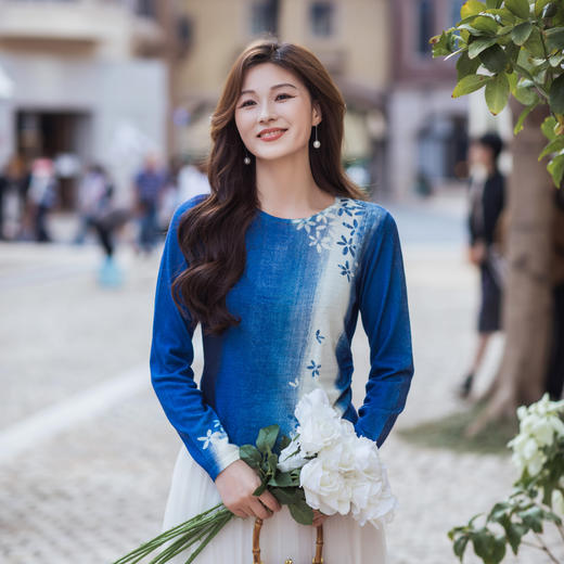 【林栖设计小店】【林栖推荐】（预售）蓝白渐变印花显瘦针织绵羊毛上衣N1961280 商品图8