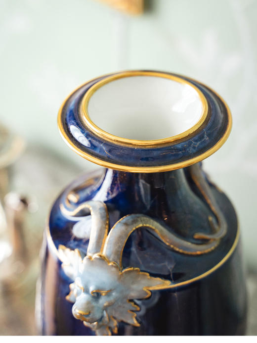 【已售】独角鹿西洋古董1875年代法国出品「双龙」造型装饰闪电蓝釉描金赏瓶 商品图3