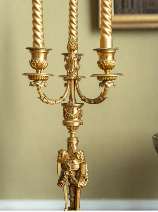 【已售】独角鹿西洋古董1879年Henri Dasson签名出品路易十六风格小天使主题铜鎏金烛台一对 商品图3