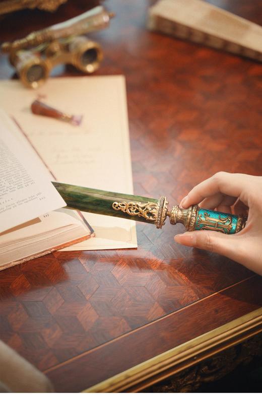 【已售】独角鹿西洋古董19世纪俄罗斯出品狮首造型纯银镀金镶嵌钻石蓝色玑镂珐琅碧玉翻书杖 商品图3