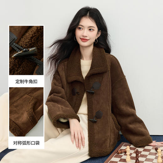 【11/26新品】熙世界仿麂皮绒皮毛一体短外套女2025冬季新款保暖牛角扣毛绒上衣 商品图1
