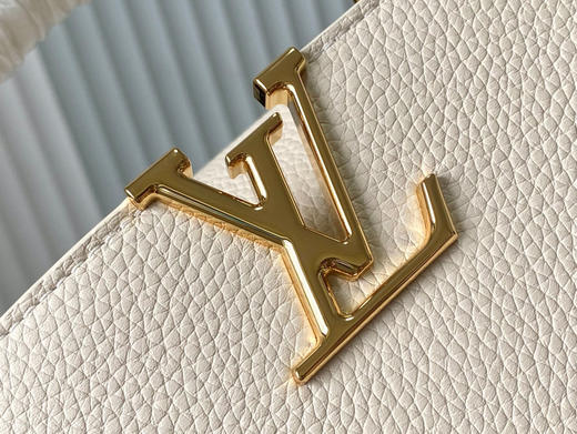 秋冬特惠💰1650 渠道级LV 新品 te级LV 动态芯片 M12938/M48865奶白圆花环扣款 本款Capucines 手袋 商品图3