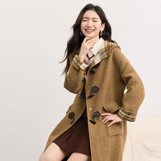 【11/26新品】熙世界卡其棕色牛角扣毛呢外套女冬2025新款撞色格纹连帽羊毛大衣 商品图4