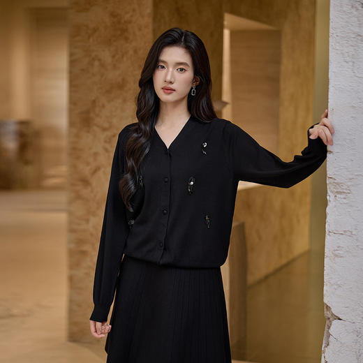 奢姿大码女装2025秋季时尚立体装饰V领上衣胖妹妹气质减龄上衣9653653721A 商品图4