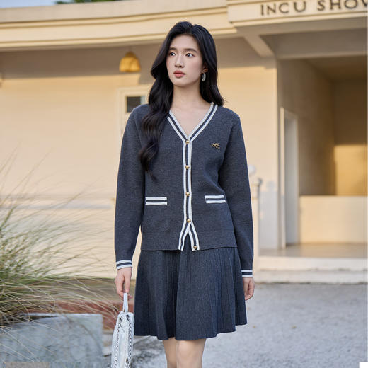 奢姿大码女装2025冬季胖妹妹时尚撞白V领针织开衫搭百褶裙两件套9654991037AB 商品图4