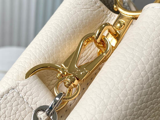 秋冬特惠💰1650 渠道级LV 新品 te级LV 动态芯片 M12938/M48865奶白圆花环扣款 本款Capucines 手袋 商品图7