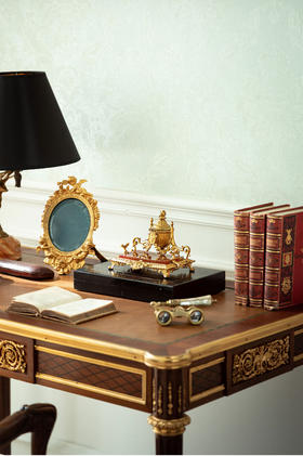 独角鹿西洋古董19世纪末法国出品花环奖杯主题铜鎏金精雕嵌玛瑙底座墨水台