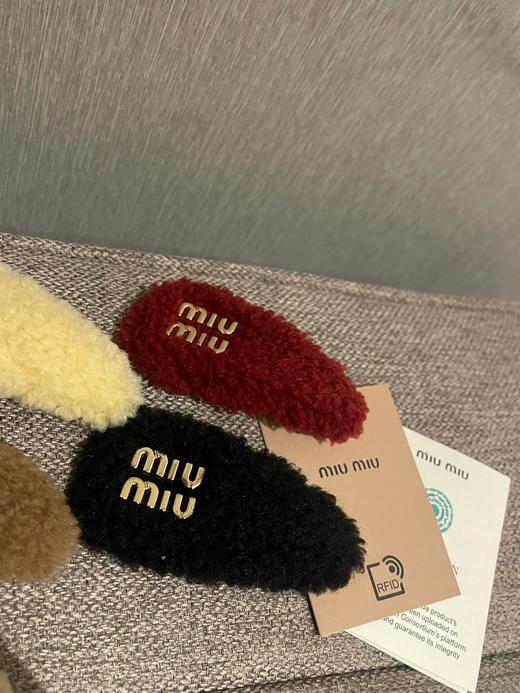 D112558甜美少女秋冬复古羊羔毛糖果色字母发夹 商品图2