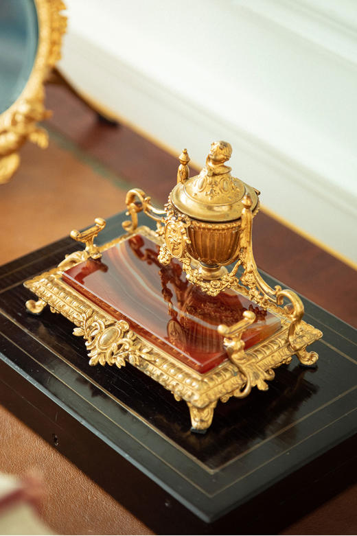 独角鹿西洋古董19世纪末法国出品花环奖杯主题铜鎏金精雕嵌玛瑙底座墨水台 商品图3