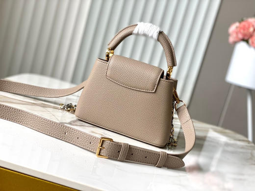 秋冬特惠💰1650 渠道级LV 新品 te级LV 动态芯片 M12935/M48865淡咖圆花环扣款 本款Capucines 手袋 商品图2