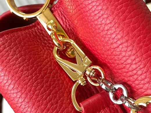 秋冬特惠💰1750 渠道级LV 新品 te级LV 动态芯片 M12936/M48865红色圆花环扣款 本款Capucines 手袋 商品图4