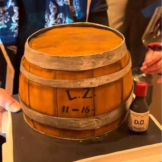 【甜久荟 爱酒人士~翻糖酒桶巧克力蛋糕】没有人不爱巧克力系列 巧克力蛋糕胚 巧克力奶油 配上咖啡或红酒或茶都相得益彰 纯动物鲜奶蛋糕 天然可可  不齁不腻惊艳 蛋糕上可定制名字缩写与生日数字 商品图9