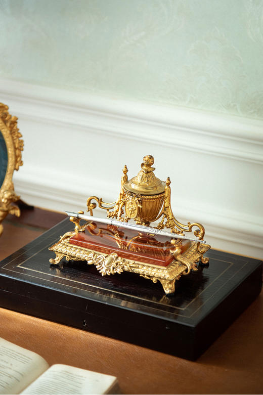 独角鹿西洋古董19世纪末法国出品花环奖杯主题铜鎏金精雕嵌玛瑙底座墨水台 商品图2