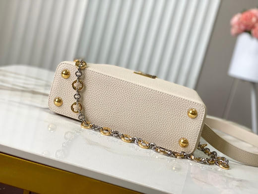 秋冬特惠💰1750 渠道级LV 新品 te级LV 动态芯片 M12938/M48865奶白圆花环扣款 本款Capucines 手袋 商品图8