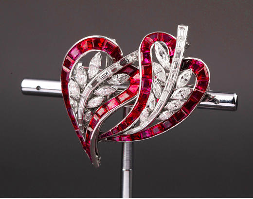 独角鹿西洋古董1945年代法国出品装饰艺术风格「双爱心」造型铂金镶嵌红宝石及钻石胸针 带原盒 商品图3