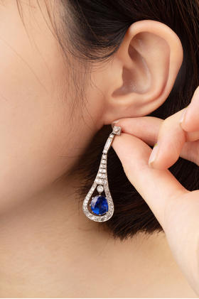 独角鹿西洋古董1930年代欧洲出品装饰艺术风格水滴造型铂金镶嵌钻石及蓝宝石耳坠