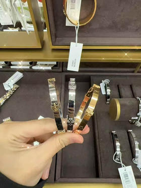 黑五巨折💰750🇺🇸拼邮✈️ 😍Tory Burch TB手镯💫三个颜色 卡地亚同款哦‼️ 🔥 优雅美丽  开口设计 不挑手腕  超级显白  点缀你的美🥰