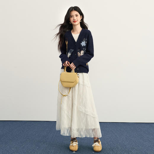 【周末秒杀】熙世界蝴蝶提花V领毛衣外套女秋冬设计感慵懒风软糯羊毛针织开衫 商品图2