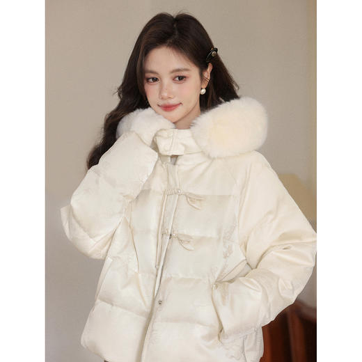 鹿向南「山茶白羽」90白鸭绒杏色可拆卸羽绒服女冬季加厚保暖外套 商品图0