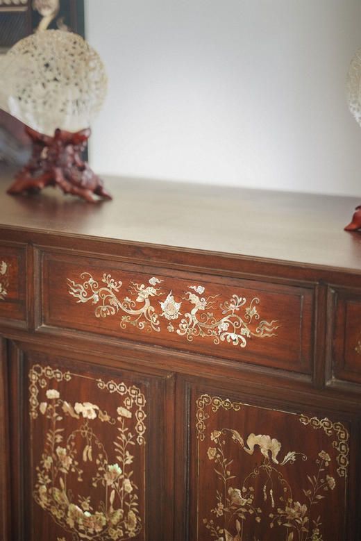 【已售】独角鹿西洋古董19世纪末亚洲出品「蝶恋花」主题螺钿镶嵌边柜 商品图2