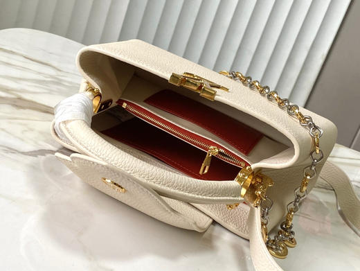 秋冬特惠💰1750 渠道级LV 新品 te级LV 动态芯片 M12938/M48865奶白圆花环扣款 本款Capucines 手袋 商品图4