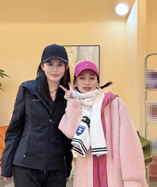 D112530英伦学院风冬季氛围感针织羊绒面料徽章围巾 商品图6