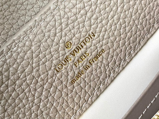 秋冬特惠💰1750 渠道级LV 新品 te级LV 动态芯片 M12935/M48865淡咖圆花环扣款 本款Capucines 手袋 商品图6