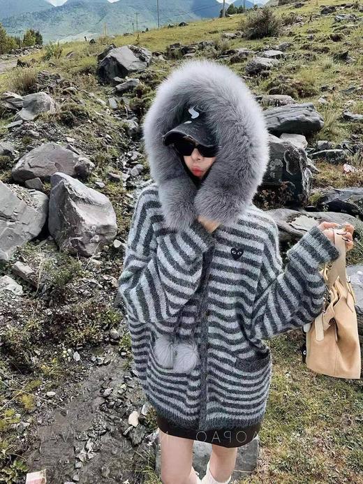 D112561条纹设计毛绒帽檐宽松休闲连帽针织外套 商品图0