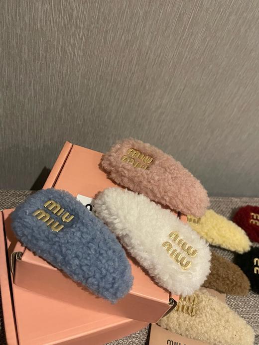 D112558甜美少女秋冬复古羊羔毛糖果色字母发夹 商品图1