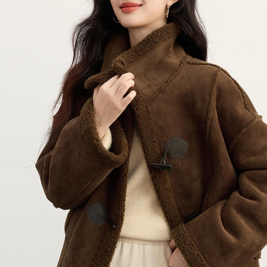 【11/26新品】熙世界仿麂皮绒皮毛一体短外套女2025冬季新款保暖牛角扣毛绒上衣 商品图4