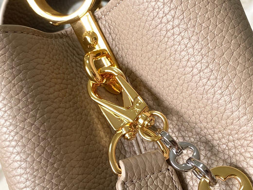 秋冬特惠💰1850 渠道级LV 新品 te级LV 动态芯片 M12935/M48865淡咖圆花环扣款 本款Capucines 手袋 商品图5