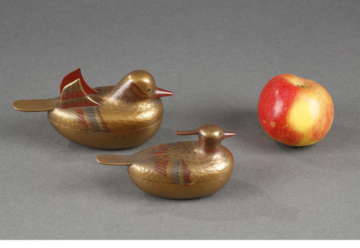 独角鹿西洋古董19世纪末日本明治时期出品「鸳鸯」主题金漆莳绘香盒 一对 商品图1