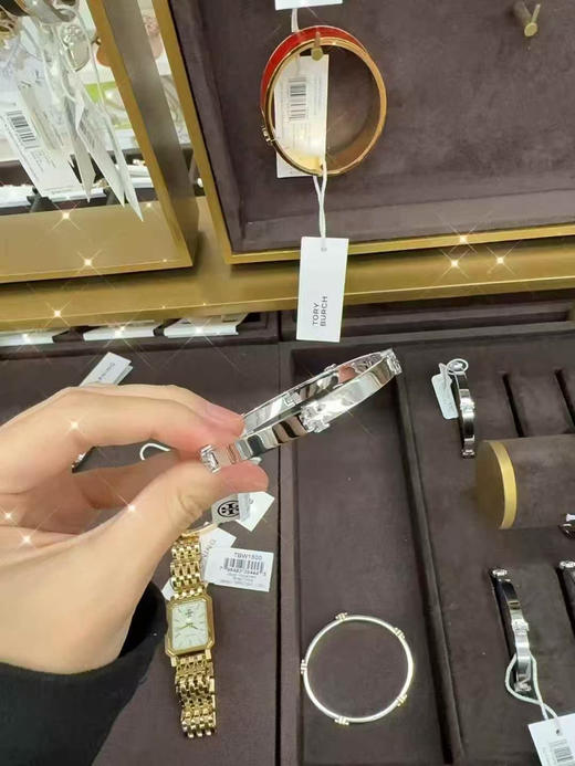 黑五巨折💰750🇺🇸拼邮✈️ 😍Tory Burch TB手镯💫三个颜色 卡地亚同款哦‼️ 🔥 优雅美丽  开口设计 不挑手腕  超级显白  点缀你的美🥰 商品图4
