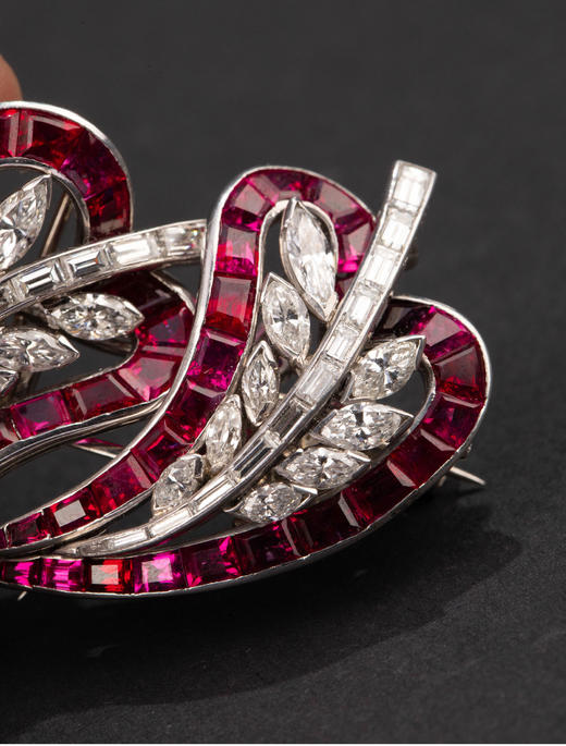 独角鹿西洋古董1945年代法国出品装饰艺术风格「双爱心」造型铂金镶嵌红宝石及钻石胸针 带原盒 商品图7